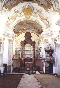 Innenansicht der Kirche nachdem der Boden im Bereich der Bankbereiche aufgenommen wurde und die Flche zur Aufnahme der Janssen-Fussbodenheizung vorzubereiten