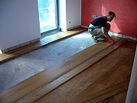 die montage des holzbodens